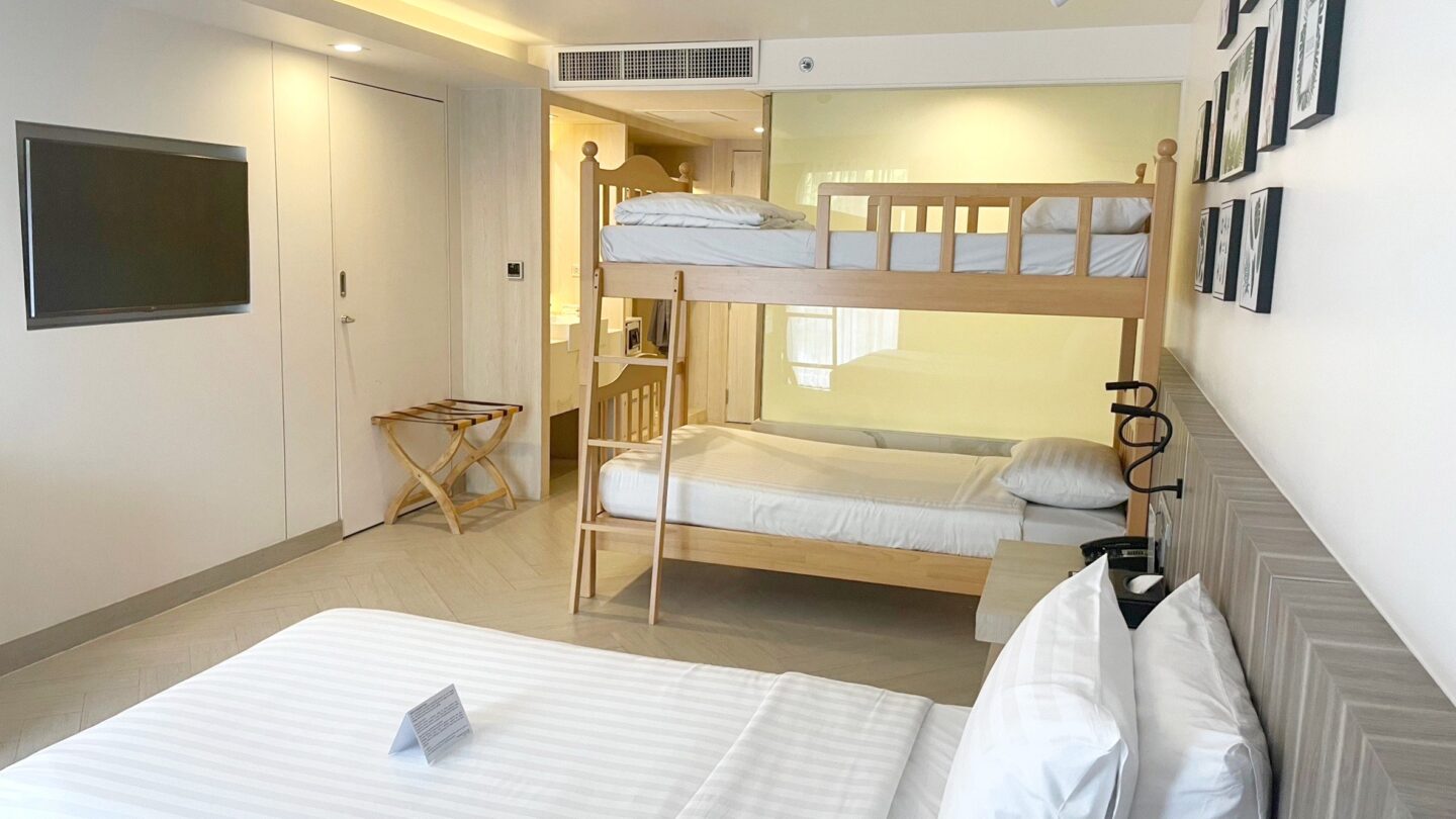 Deluxe Family room with king bed and bunk bed