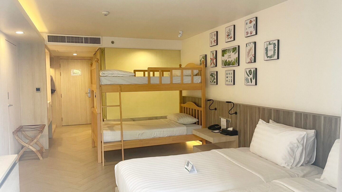 Deluxe Family bunk-bed room