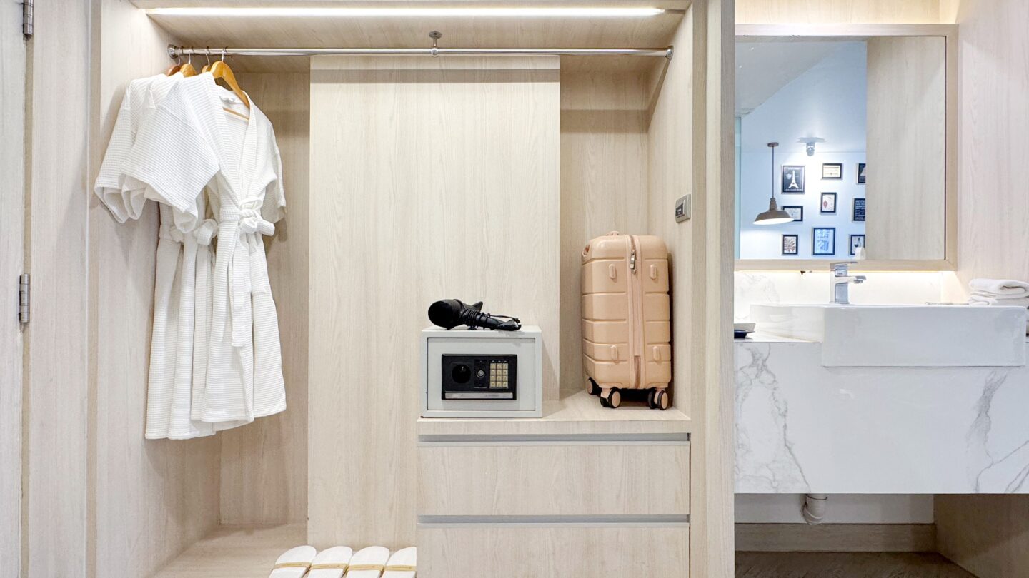 Deluxe Family wardrobe and vanity
